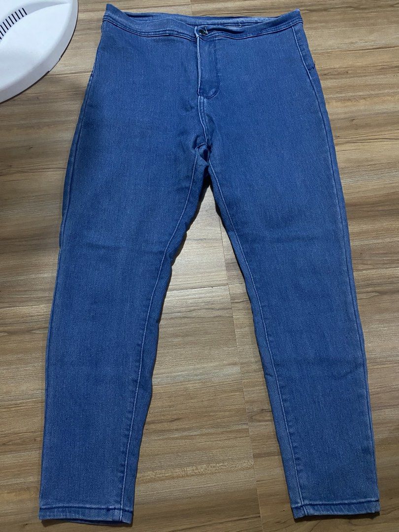 Stretch 32"-37" length 35" (Category: Jeans) located in Bulacan. Submitted by Spothings (Listing ID 1469866067, Image 1). Description: - Dark wash blue denim with comfortable stretch - Mid-rise fit with straight legs for a classic silhouette - Button closure and functional belt loops - Two back pockets complete with branding tags - Standard length, perfect for daily wear.