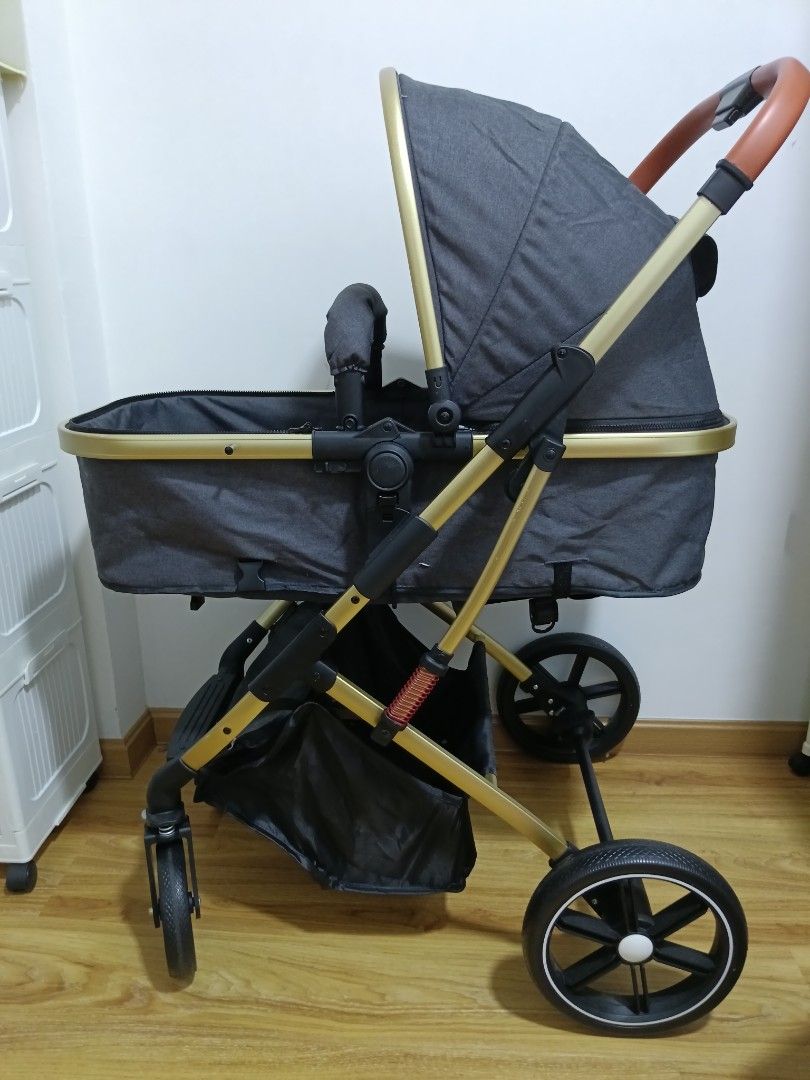 Stroller (Category: Strollers) located in Skudai. Submitted by aqilahaziz (Listing ID 1469804336, Image 3). Description: All still good, just a little scratch on top.