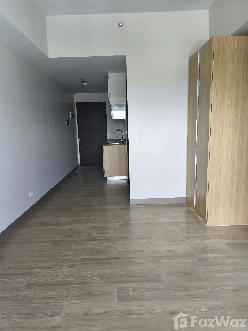 Studio Condo for sale at Vion Tower (Category: Apartments & Condos) located in Makati City. Submitted by propertyproph (Listing ID 1469806391, Image 2). Description: 🔥 RUSH SALE | Studio Condo with Balcony at Vion Tower, Makati 💰 Selling Price: ₱6,200,000 📐 30.5 sqm Floor Area | 🏢 20th Floor 🛏️ Studio | 🛁 1 Bathroom 🌿 With Balcony | 🛋️ Unfurnished ✨ Property Highlights 🌆 High-floor unit with a balcony and a spacious studio layout 🎨 Unfu