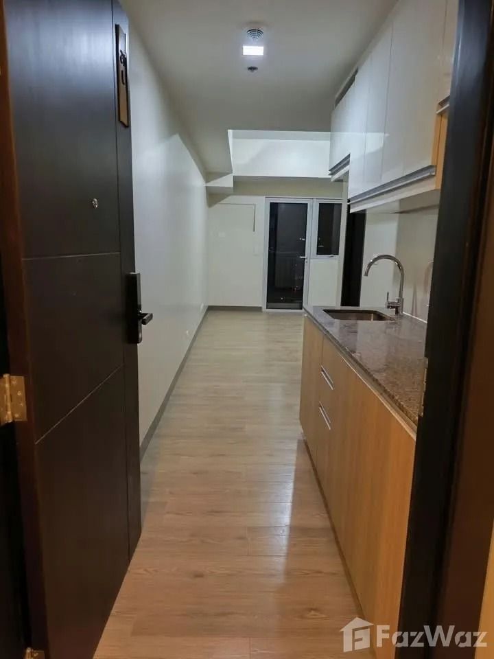 Studio Condo for sale at Vion Tower (Category: Apartments & Condos) located in Makati City. Submitted by propertyproph (Listing ID 1469806391, Image 3). Description: 🔥 RUSH SALE | Studio Condo with Balcony at Vion Tower, Makati 💰 Selling Price: ₱6,200,000 📐 30.5 sqm Floor Area | 🏢 20th Floor 🛏️ Studio | 🛁 1 Bathroom 🌿 With Balcony | 🛋️ Unfurnished ✨ Property Highlights 🌆 High-floor unit with a balcony and a spacious studio layout 🎨 Unfu