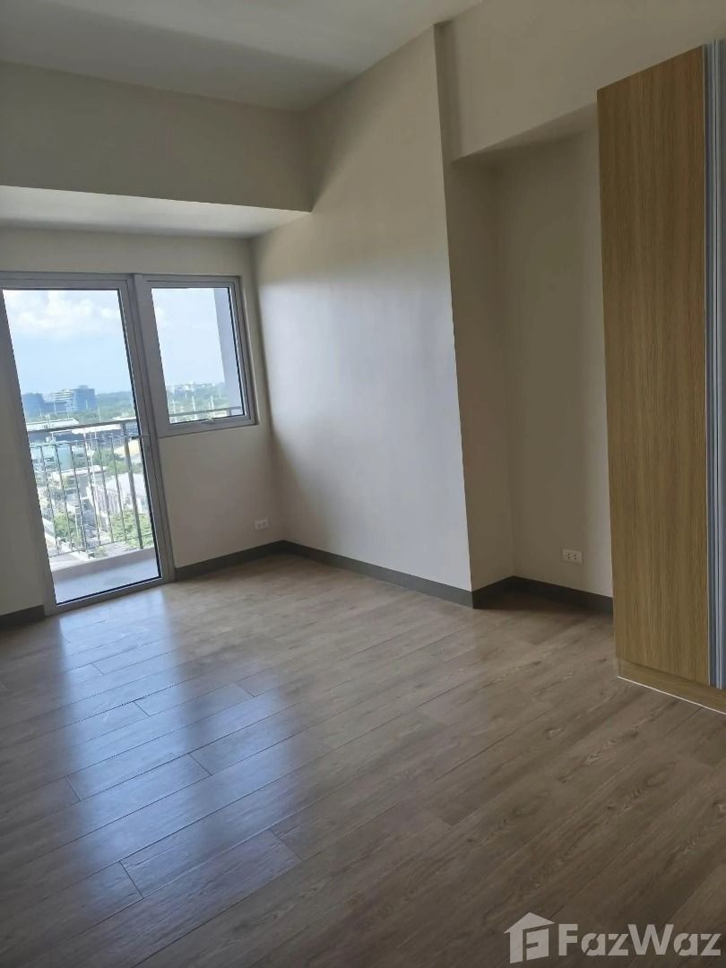 Studio Condo for sale at Vion Tower (Category: Apartments & Condos) located in Makati City. Submitted by propertyproph (Listing ID 1469806391, Image 1). Description: 🔥 RUSH SALE | Studio Condo with Balcony at Vion Tower, Makati 💰 Selling Price: ₱6,200,000 📐 30.5 sqm Floor Area | 🏢 20th Floor 🛏️ Studio | 🛁 1 Bathroom 🌿 With Balcony | 🛋️ Unfurnished ✨ Property Highlights 🌆 High-floor unit with a balcony and a spacious studio layout 🎨 Unfu