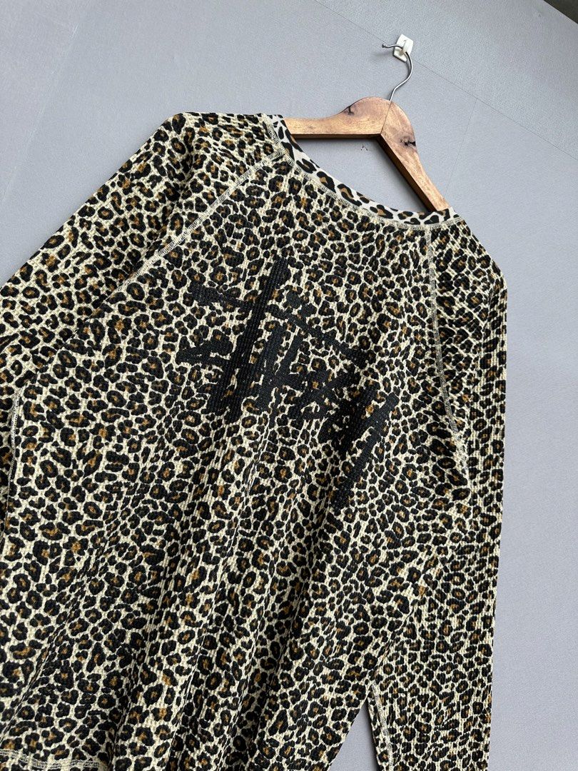 Stussy Leopard (Category: Tshirts & Polo Shirts ) located in Bais. Submitted by gdrip (Listing ID 1469920592, Image 3). Description: Stussy Leopard Size Large 9.7 Condition 23/28 No Issue.