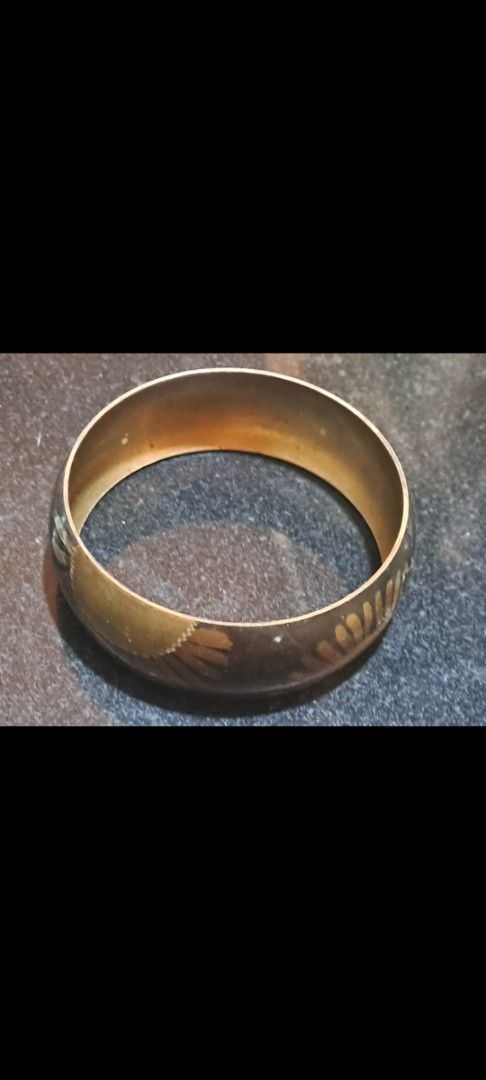 Sun flower large size brass bangle bracelet (Category: Bracelets) located in Davao. Submitted by bravemoon_556cd5 (Listing ID 1469875728, Image 3). Description: - Chunky cuff style with a solid, high-quality weight - Beautiful etched sunflower design in polished brass - Contrasting darkened background finish - Slips on easily for effortless wear - Statement piece that stands out.