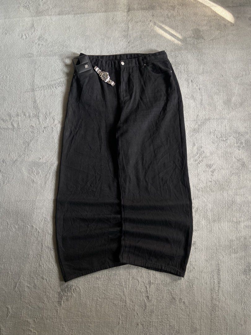 SUPER BLACK BAGGY JEANS (Category: Jeans) located in Bacolod City. Submitted by clerkhexx (Listing ID 1469922237, Image 1). Description: RANDOM SUPER BLACK BAGGY PANTS Brand: N/A Measurements: Waist: 32 Lenght: 42 Thigh: 15 Leg Hole: 11 Mine: 400 Condition of this item 10 - color rate 10- issue himulmol sa laylayan Check every photos for conditions of the item.