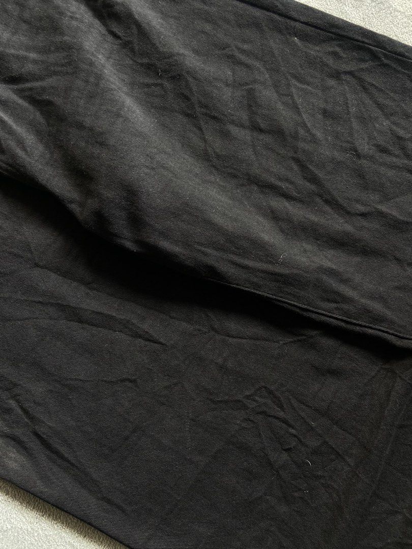 SUPER BLACK BAGGY JEANS (Category: Jeans) located in Bacolod City. Submitted by clerkhexx (Listing ID 1469922237, Image 3). Description: RANDOM SUPER BLACK BAGGY PANTS Brand: N/A Measurements: Waist: 32 Lenght: 42 Thigh: 15 Leg Hole: 11 Mine: 400 Condition of this item 10 - color rate 10- issue himulmol sa laylayan Check every photos for conditions of the item.