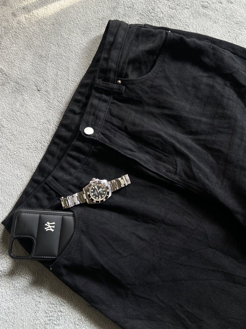 SUPER BLACK BAGGY JEANS (Category: Jeans) located in Bacolod City. Submitted by clerkhexx (Listing ID 1469922237, Image 2). Description: RANDOM SUPER BLACK BAGGY PANTS Brand: N/A Measurements: Waist: 32 Lenght: 42 Thigh: 15 Leg Hole: 11 Mine: 400 Condition of this item 10 - color rate 10- issue himulmol sa laylayan Check every photos for conditions of the item.