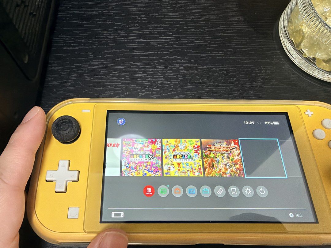 Switch Lite （分類：Nintendo 任天堂）位於 Hong Kong。 由 cowboy2479 提交（商品編號 1469921363，圖片 2）。簡介： 64gb 淨機無盒跟火牛 無ban機 已刷虛擬系統 即開即玩 入咗幾款遊戲試機 具體操作自行Google，不提供任何技術支援。