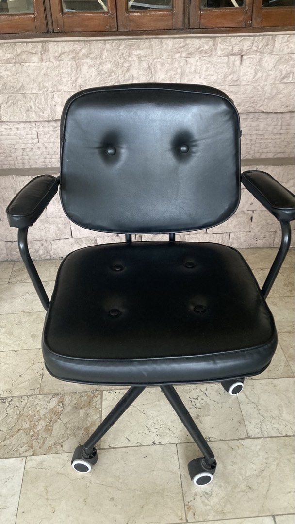 Swivel chair (Category: Office Furniture & Fixtures) located in San Pedro. Submitted by eskimoroll (Listing ID 1469938624, Image 1). Description: Location: San Pedro Laguna.