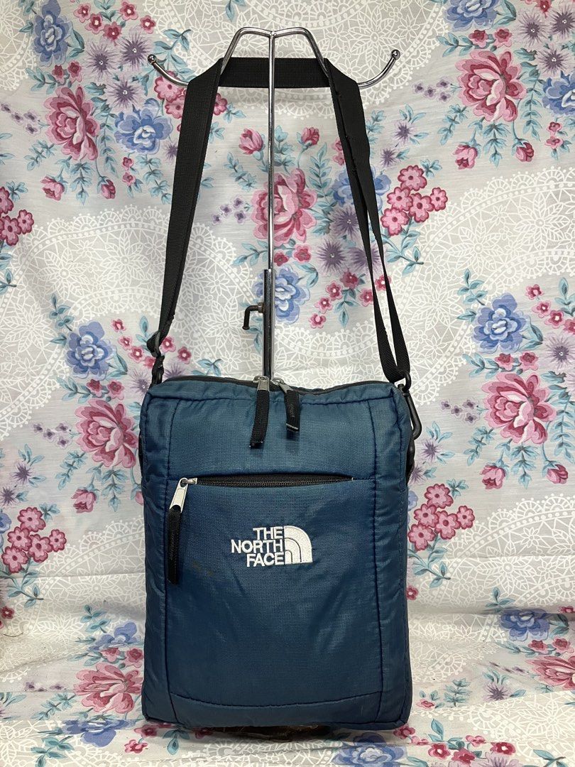 THE NORTH FACE TNF CROSSBODY BAG (Category: Sling Bags) located in General Mariano Alvarez. Submitted by adonid (Listing ID 1469816209, Image 1). Description: THE NORTH FACE TNF CROSSBODY BAG GOOD CONDITION NORMAL SIGN OD USAGE ONLY.