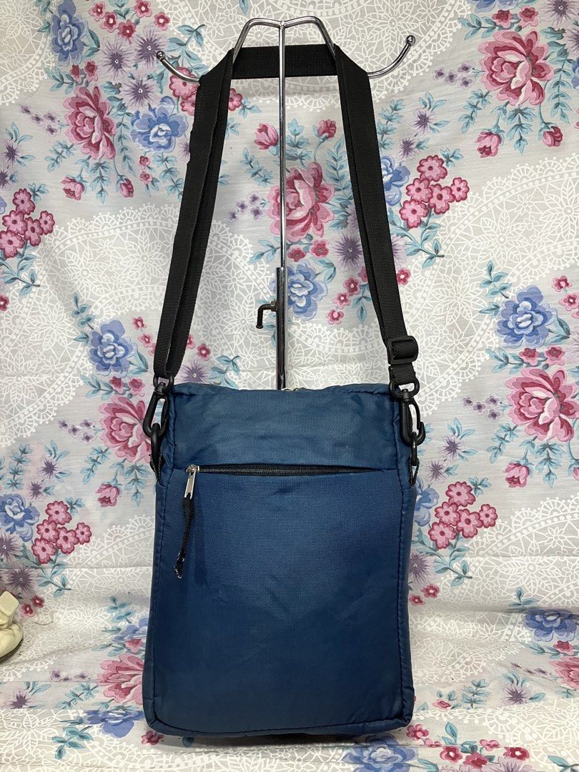 THE NORTH FACE TNF CROSSBODY BAG (Category: Sling Bags) located in General Mariano Alvarez. Submitted by adonid (Listing ID 1469816209, Image 2). Description: THE NORTH FACE TNF CROSSBODY BAG GOOD CONDITION NORMAL SIGN OD USAGE ONLY.