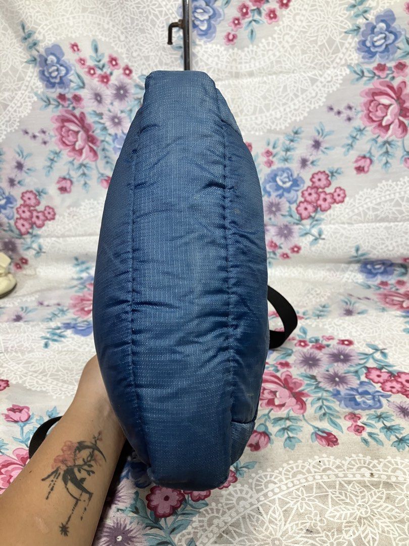 THE NORTH FACE TNF CROSSBODY BAG (Category: Sling Bags) located in General Mariano Alvarez. Submitted by adonid (Listing ID 1469816209, Image 3). Description: THE NORTH FACE TNF CROSSBODY BAG GOOD CONDITION NORMAL SIGN OD USAGE ONLY.