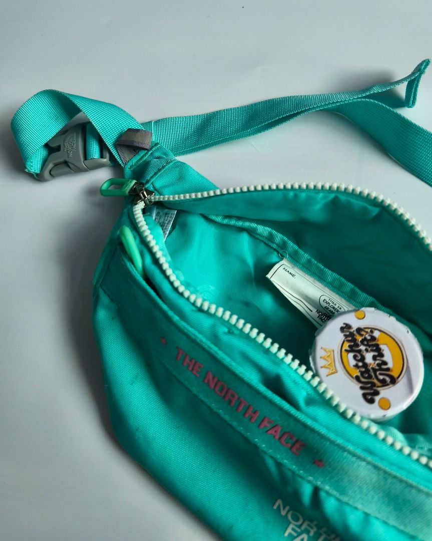 The North Face Waist Bag/Hip Pack (Category: Belt bags, Clutches and Pouches) located in Manapla. Submitted by gentleturtle_3dc683 (Listing ID 1469924471, Image 3). Description: The North Face Waist Bag/Hip Pack 💵 ₱ 390 📏 Size: 10 ½ x 5 🎨 Color Rate: 9.5 /10 or better ✨ Condition: Great ⚠️ Issue: Minor stains Pre-loved thrifted item. 💬 Message us for inquiries!.