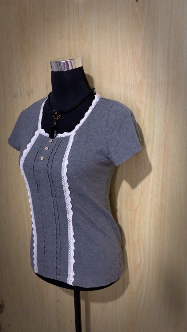 Theoria japan brand (Category: Blouses) located in Aloran. Submitted by cowskin_927 (Listing ID 1469899362, Image 2). Description: Theoria Size medium No flaws .