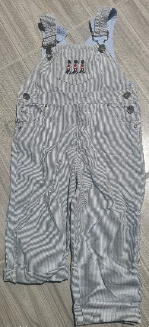 Thomas Brown Blue Striped Guard Overalls 24M (Category: Babies & Kids Fashion) located in Marikina City. Submitted by reloved.closet26 (Listing ID 1469816435, Image 1). Description: Authentic Thomas Brown "Famously British" baby overalls / dungarees. Features a classic blue and white vertical stripe pattern with a detailed embroidered royal guard design on the front pocket..