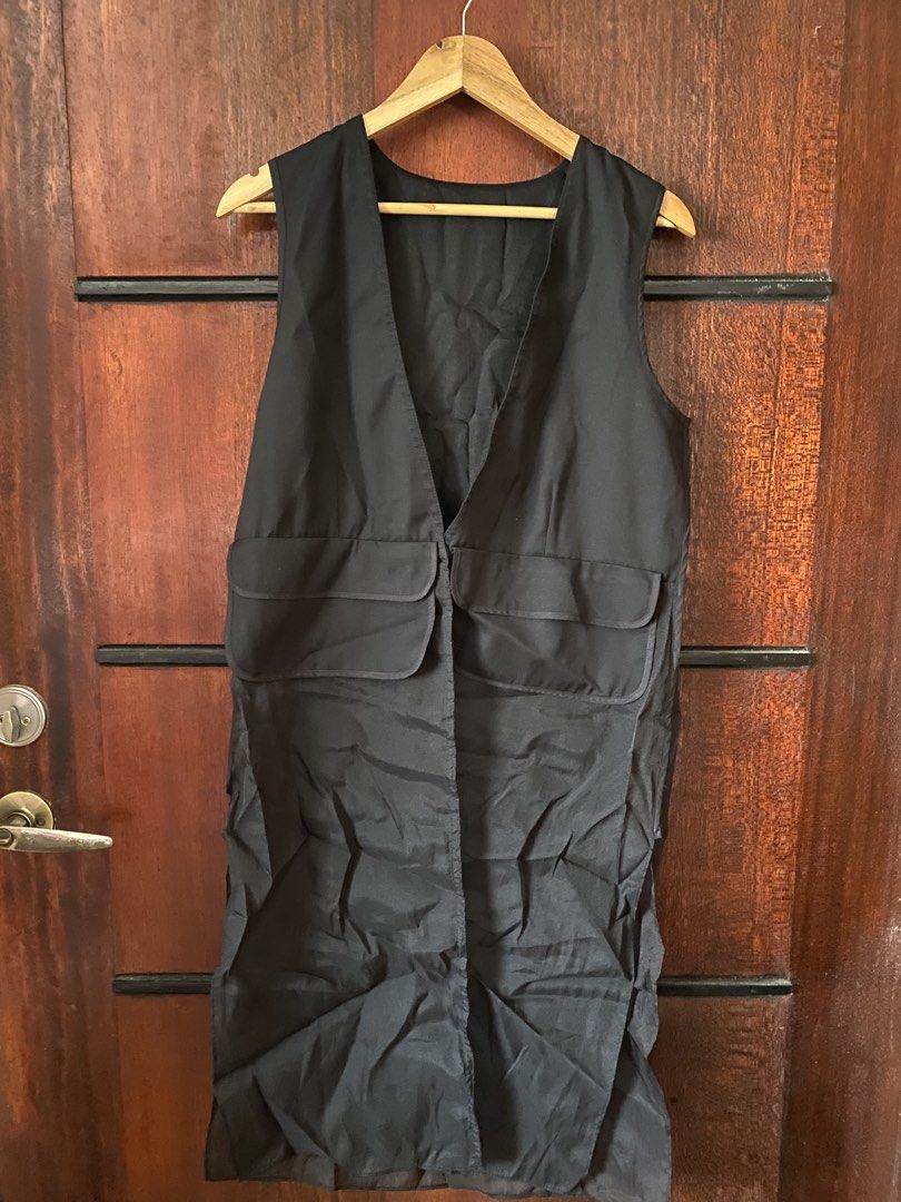 [THRIFTED & AVAILABLE] Black Long Utility Vest with Cargo Pockets (Category: Vests) located in Quezon City. Submitted by yaku1t (Listing ID 1469760227, Image 2). Description: SHIPPING FROM QUEZON CITY. Kindly, read the caption and the bio for some house rules. Swipe right for the close-up pictures. Item is thrifted, please, manage expectations. - Long utility vest with functional front cargo pockets - Size: Free Size (fits various body frames) - 
