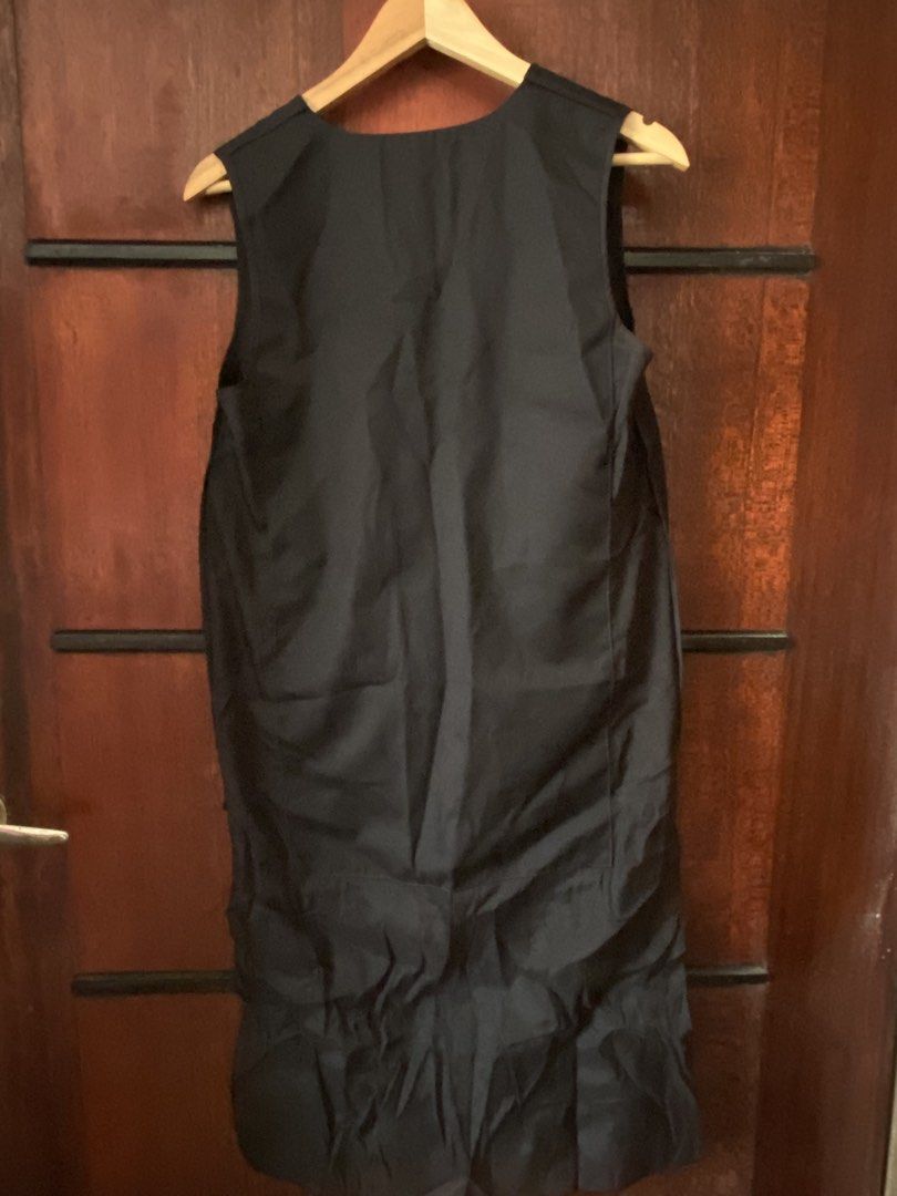 [THRIFTED & AVAILABLE] Black Long Utility Vest with Cargo Pockets (Category: Vests) located in Quezon City. Submitted by yaku1t (Listing ID 1469760227, Image 3). Description: SHIPPING FROM QUEZON CITY. Kindly, read the caption and the bio for some house rules. Swipe right for the close-up pictures. Item is thrifted, please, manage expectations. - Long utility vest with functional front cargo pockets - Size: Free Size (fits various body frames) - 