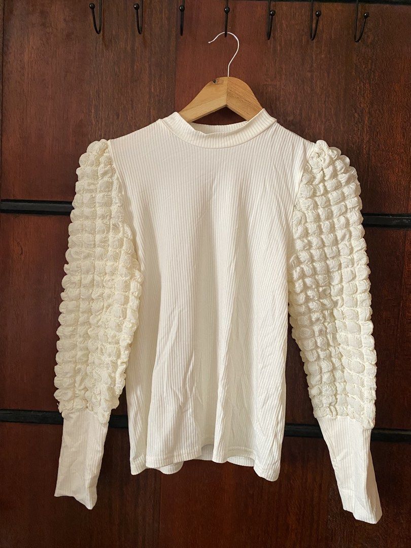 [THRIFTED & AVAILABLE] Bubble Sleeve Ribbed Knit Sweater (Category: Coats, Jackets and Outerwear) located in Quezon City. Submitted by yaku1t (Listing ID 1469761829, Image 2). Description: SHIPPING FROM QUEZON CITY. Kindly, read the caption and the bio for some house rules. Swipe right for the close-up pictures. Item is thrifted, please, manage expectations. - Size: 11-12 years (best fits S) - Features: Long textured bubble sleeves with popcorn p