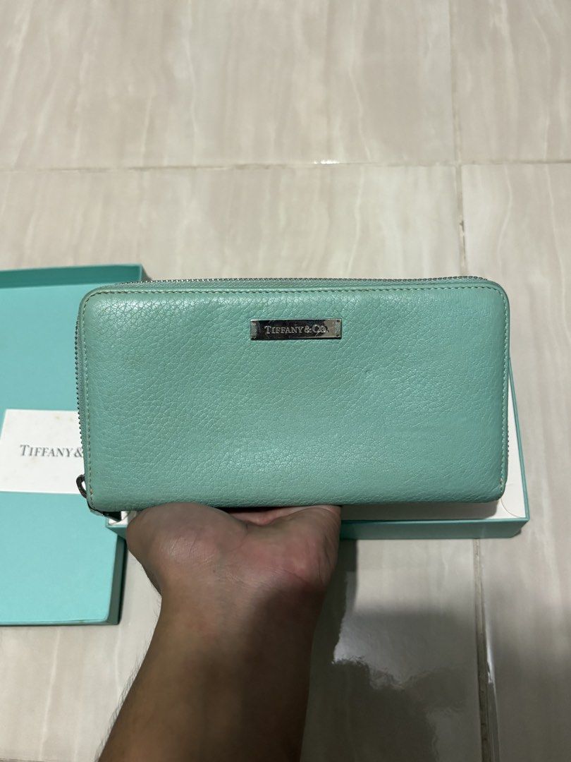 TIFFANY & CO LEATHER SILVER TONE LONG WALLET (Category: Luxury Bags & Wallets) located in Naga. Submitted by sislovesme (Listing ID 1469877194, Image 3). Description: •IN VERY GOOD CONDITION •WITH BOX •NEED CLEANING SINCE STOCK PO SYA •AUTHENTIC.