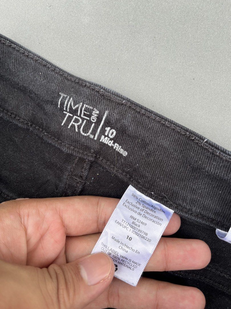 TIME & TRU DENIM SHORT (Category: Shorts) located in Quezon City. Submitted by kentstuff (Listing ID 1469899799, Image 2). Description: TIME & TRU Waist: 32-36 Length: 18 Leg opening: 9.5 Condition: Excellent CR: 9/10 Issue: ❌ DISCLAIMER: This is a thrifted item. All brands, logos, and trademarks belong to their rightful owners. We’re here to rehome great pieces — no brand affiliation intended.