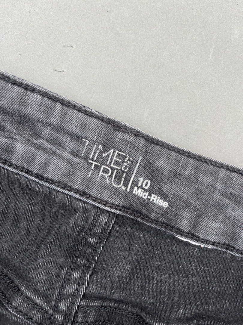 TIME&TRU DENIM SHORT (Category: Shorts) located in Quezon City. Submitted by kentstuff (Listing ID 1469902477, Image 3). Description: TIME&TRU Waist: 32-38 Length: 19 Leg opening: 9.5 Condition: Excellent CR: 9/10 Issue: ❌ DISCLAIMER: This is a thrifted item. All brands, logos, and trademarks belong to their rightful owners. We’re here to rehome great pieces — no brand affiliation intended.