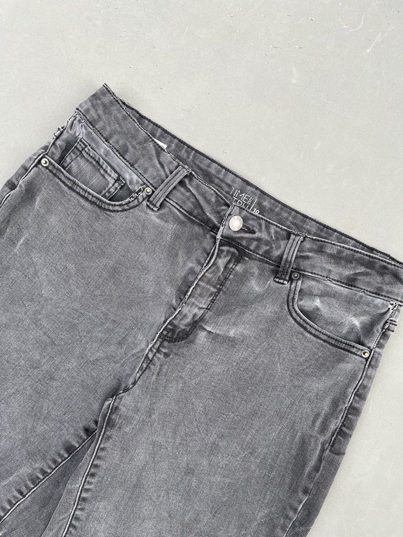 TIME&TRU DENIM SHORT (Category: Shorts) located in Quezon City. Submitted by kentstuff (Listing ID 1469902477, Image 2). Description: TIME&TRU Waist: 32-38 Length: 19 Leg opening: 9.5 Condition: Excellent CR: 9/10 Issue: ❌ DISCLAIMER: This is a thrifted item. All brands, logos, and trademarks belong to their rightful owners. We’re here to rehome great pieces — no brand affiliation intended.