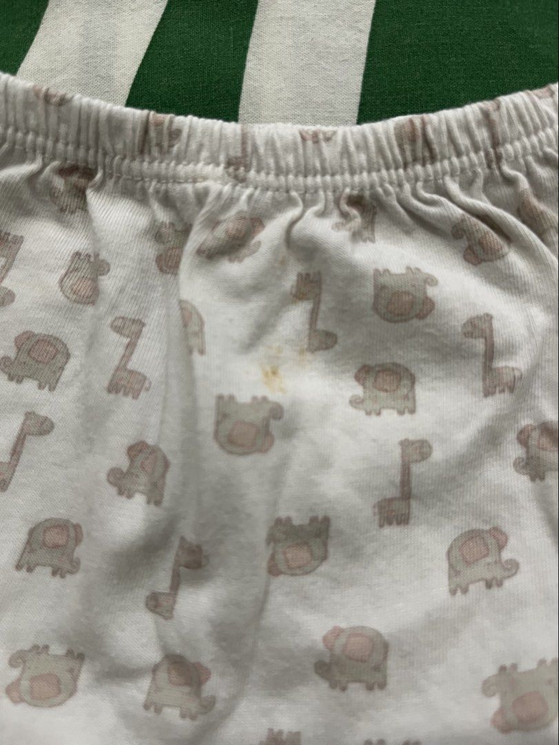 Tiny button pants (Category: Babies & Kids Fashion) located in Klang. Submitted by nrzfzz (Listing ID 1469922588, Image 3). Description: Tiny button pants Size:6-12 months.