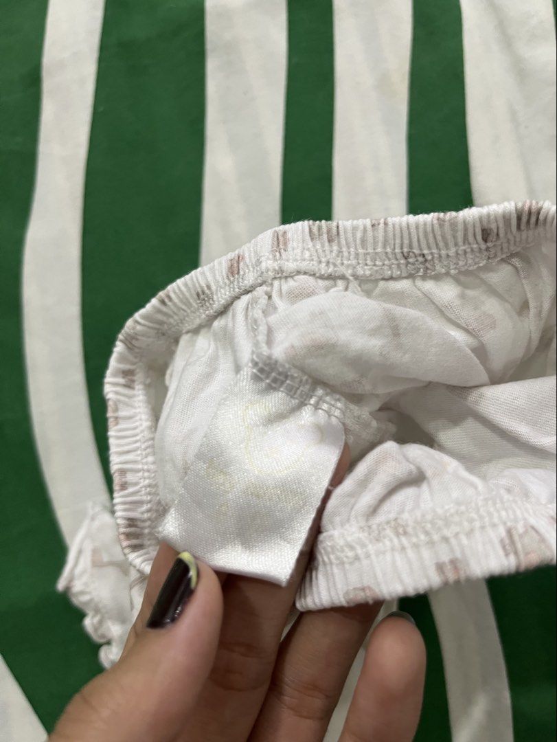 Tiny button pants (Category: Babies & Kids Fashion) located in Klang. Submitted by nrzfzz (Listing ID 1469922588, Image 2). Description: Tiny button pants Size:6-12 months.