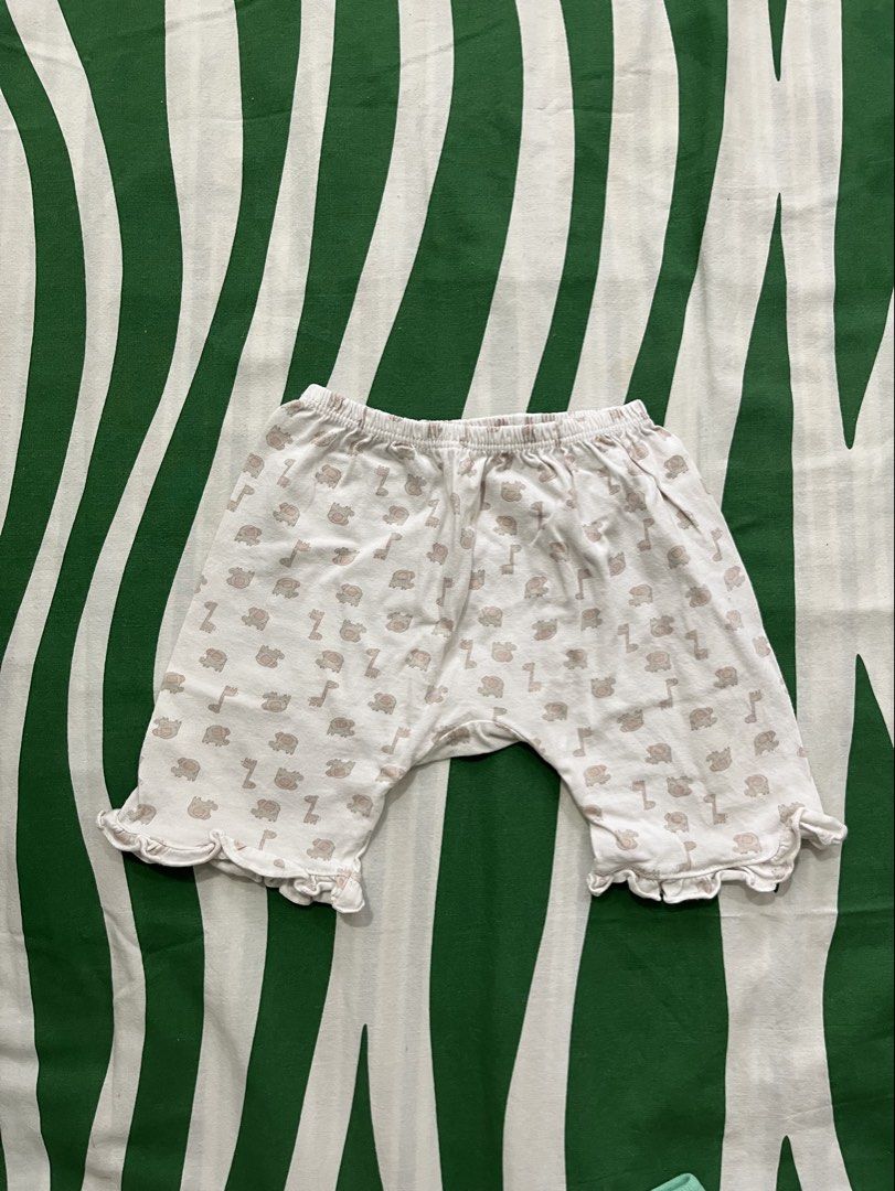 Tiny button pants (Category: Babies & Kids Fashion) located in Klang. Submitted by nrzfzz (Listing ID 1469922588, Image 1). Description: Tiny button pants Size:6-12 months.