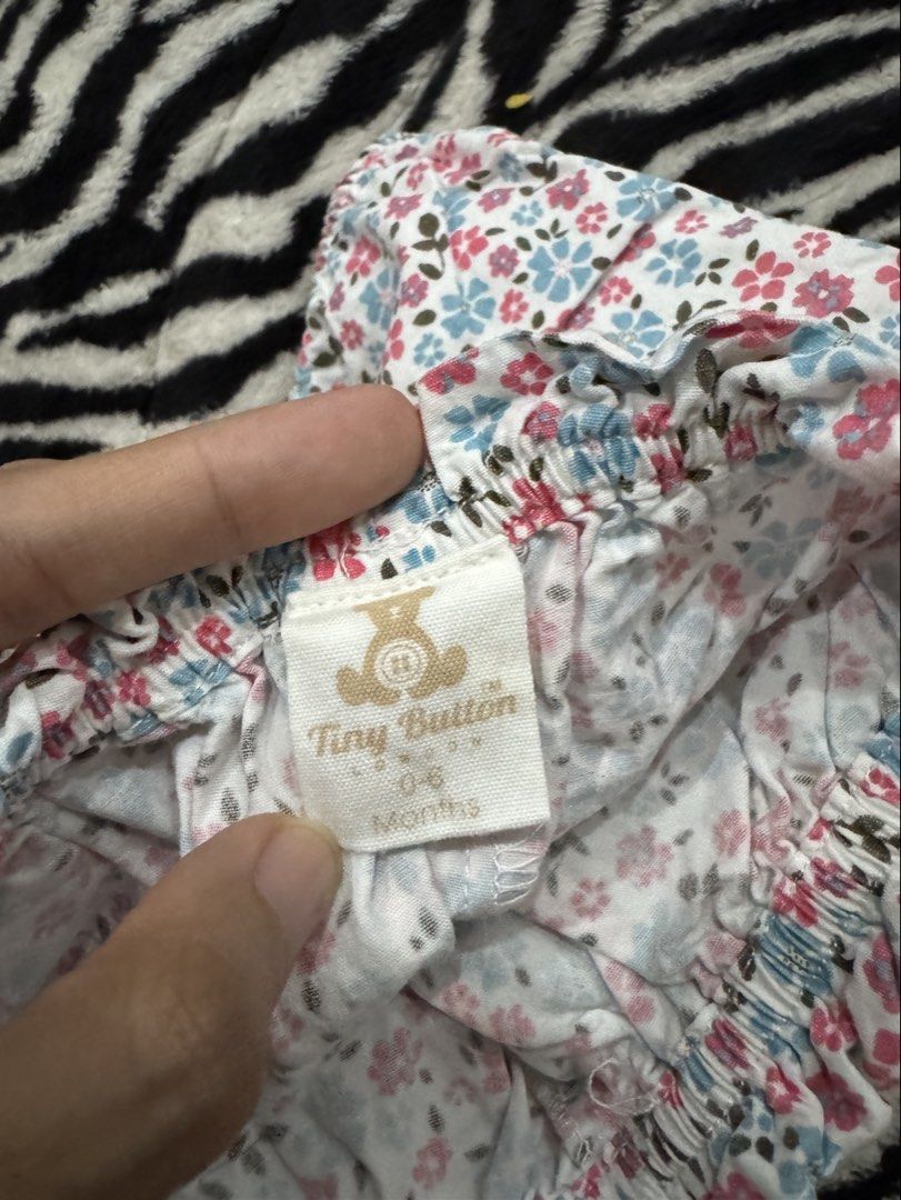 Tiny button shorts (Category: Babies & Kids Fashion) located in Klang. Submitted by nrzfzz (Listing ID 1469920727, Image 2). Description: Tiny button shorts floral Size :0-6 months.