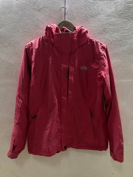 TNF MED WOMENS (Category: Coats, Jackets and Outerwear) located in Caloocan City. Submitted by j3ngsanity (Listing ID 1469919671, Image 1). Description: DIMES : 21x26 ISSUE : MIN SCRATCH SA RIBINGS / NEED WASH.