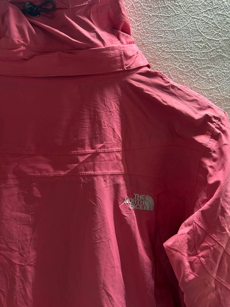 TNF MED WOMENS (Category: Coats, Jackets and Outerwear) located in Caloocan City. Submitted by j3ngsanity (Listing ID 1469919671, Image 3). Description: DIMES : 21x26 ISSUE : MIN SCRATCH SA RIBINGS / NEED WASH.