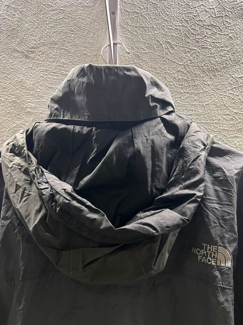 TNF TREK JACKET (Category: Coats, Jackets and Outerwear) located in Caloocan City. Submitted by vntgxlocalsph (Listing ID 1469914688, Image 2). Description: ISSUE : SA LOOB MAY NA WHITE MAY MGA TANGGAL NA NA PART MINIMAL HINDI NAG LALAGAS / RIBINGS 8.5/10 WITH PACKABLE HOOD COLOR RATE : 9/10 DIMES : 25.5x30.