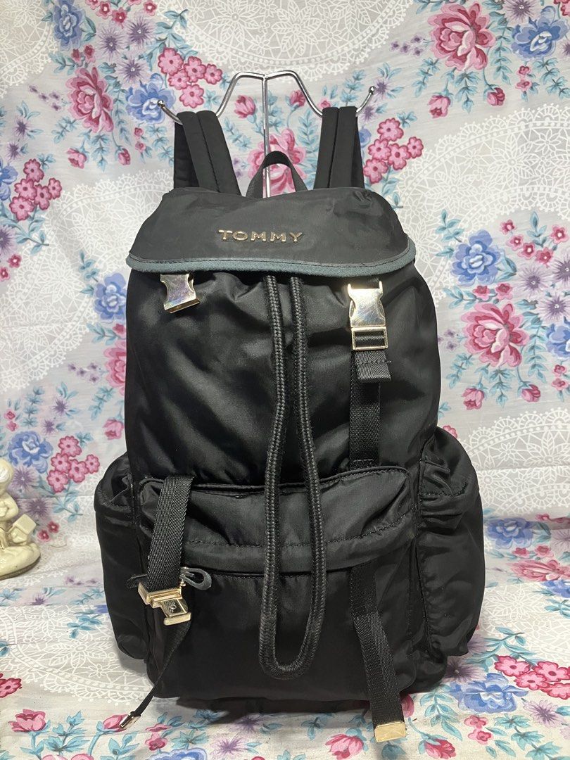 TOMMY HILFIGER BLACK NYLON BACKPACK (Category: Backpacks) located in General Mariano Alvarez. Submitted by adonid (Listing ID 1469824492, Image 1). Description: TOMMY HILFIGER BLACK NYLON BACKPACK GOOD CONDITION NORMAL SIGN OD USAGE ONLY ISSUE SIRA NA YUNG LOCK NIYA NASA PICTURE NA.