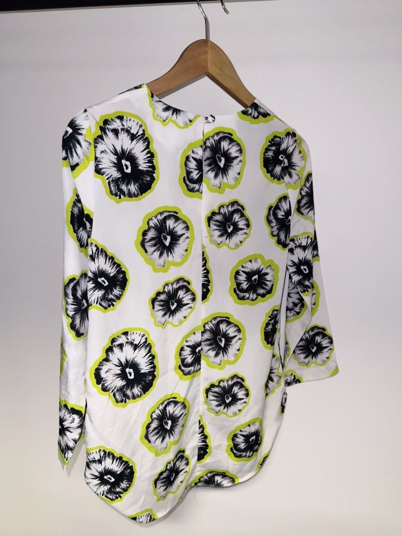 Topshop Floral Top Longsleeve (Category: Blouses) located in Quezon City. Submitted by coolmomma (Listing ID 1469858822, Image 3). Description: Good as new Length 27 in. Fits small to medium.