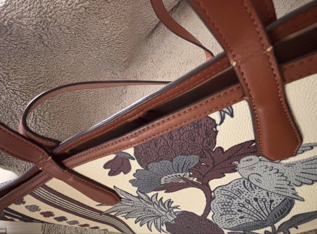 Tory Burch Kerrington Tote Bag (Category: Tote Bags) located in Manila. Submitted by veautee.shop (Listing ID 1469826785, Image 3). Description: FS: Tory Burch Kerrington Tote Size L and can fit 15” laptop Original from Japan RFS: decluterring.