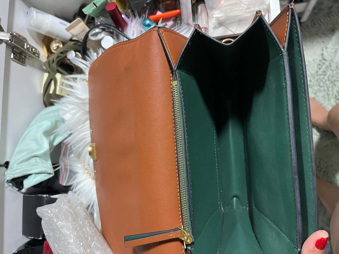 Tory burch shoulder/sling bag (Category: Cross-body Bags) located in Caloocan City. Submitted by trebdy01 (Listing ID 1469862550, Image 2). Description: .