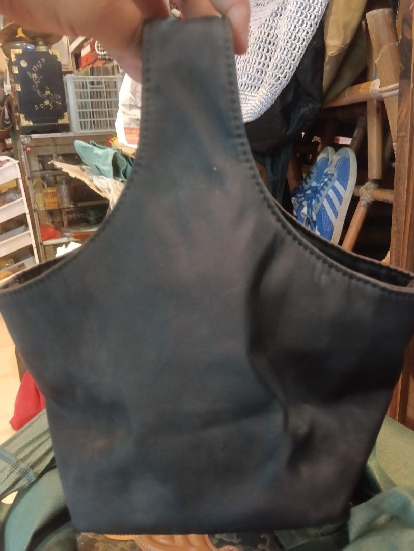 triangular ala Prada (Category: Clutches) located in Muar. Submitted by addyvintage (Listing ID 1469791925, Image 3). Description: not Prada original.