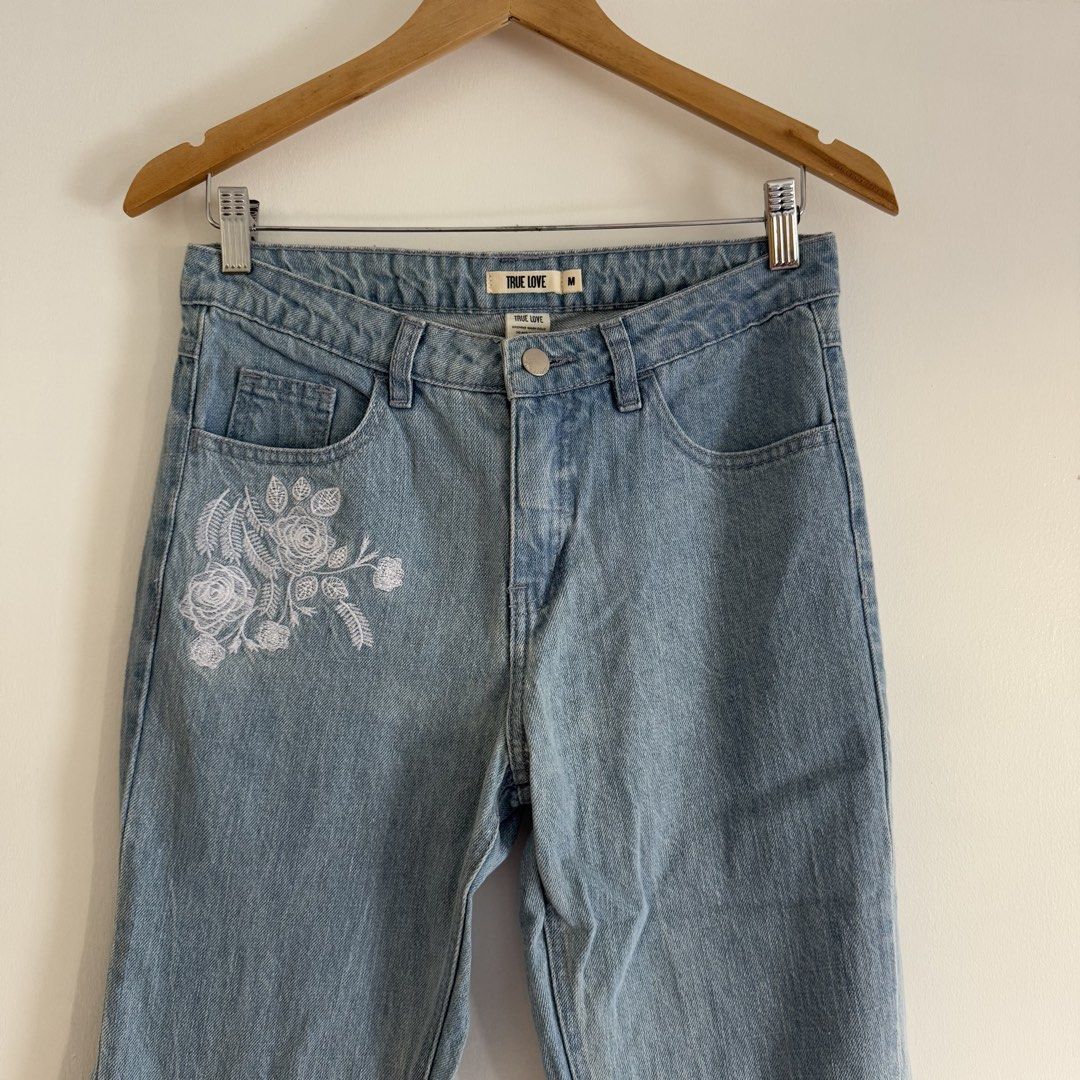 True love denim jeans (Category: Jeans) located in Manila. Submitted by apparella.ph (Listing ID 1469871355, Image 2). Description: Super pretty. Semi mom jeans style 10/10 Waist:30 Length:37.
