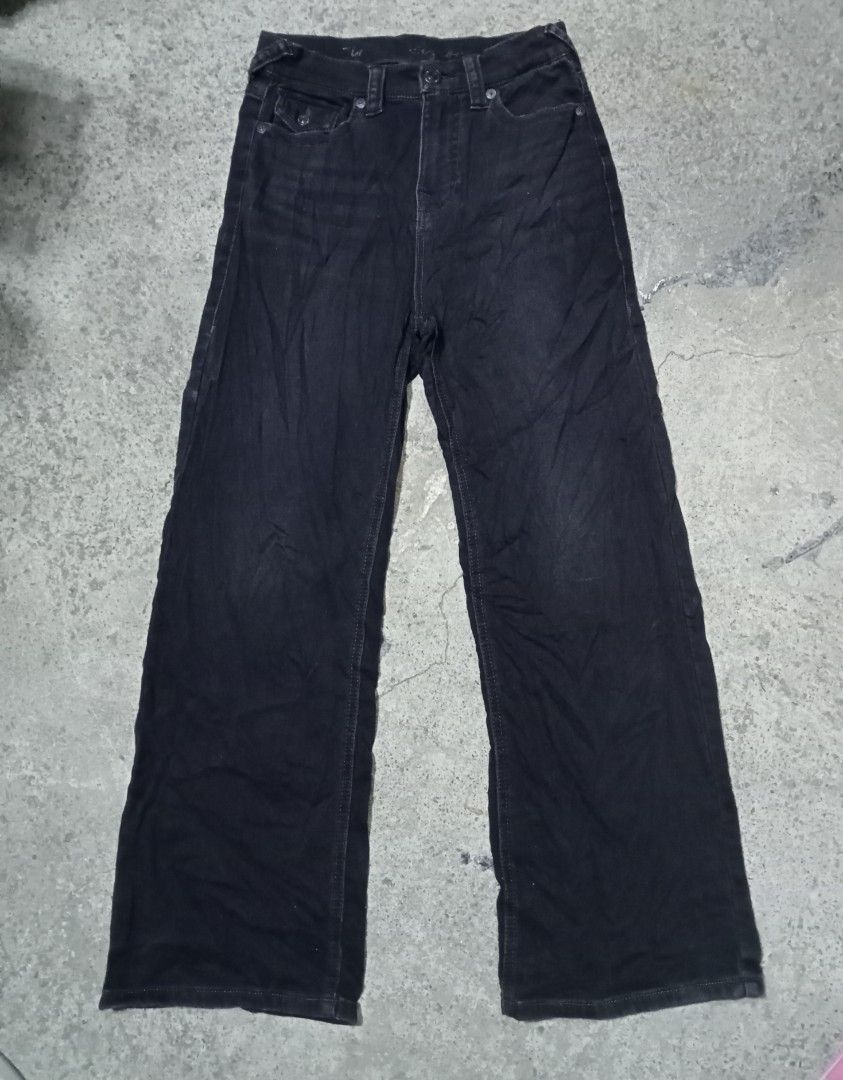 True religion barrel jeans (Category: Jeans) located in Alburquerque. Submitted by ayrelieonlineshop (Listing ID 1469849006, Image 1). Description: True Religion barrel jeans Size 28 Dime. W 28-32 L-39 hem 9.5 Excellent condition.