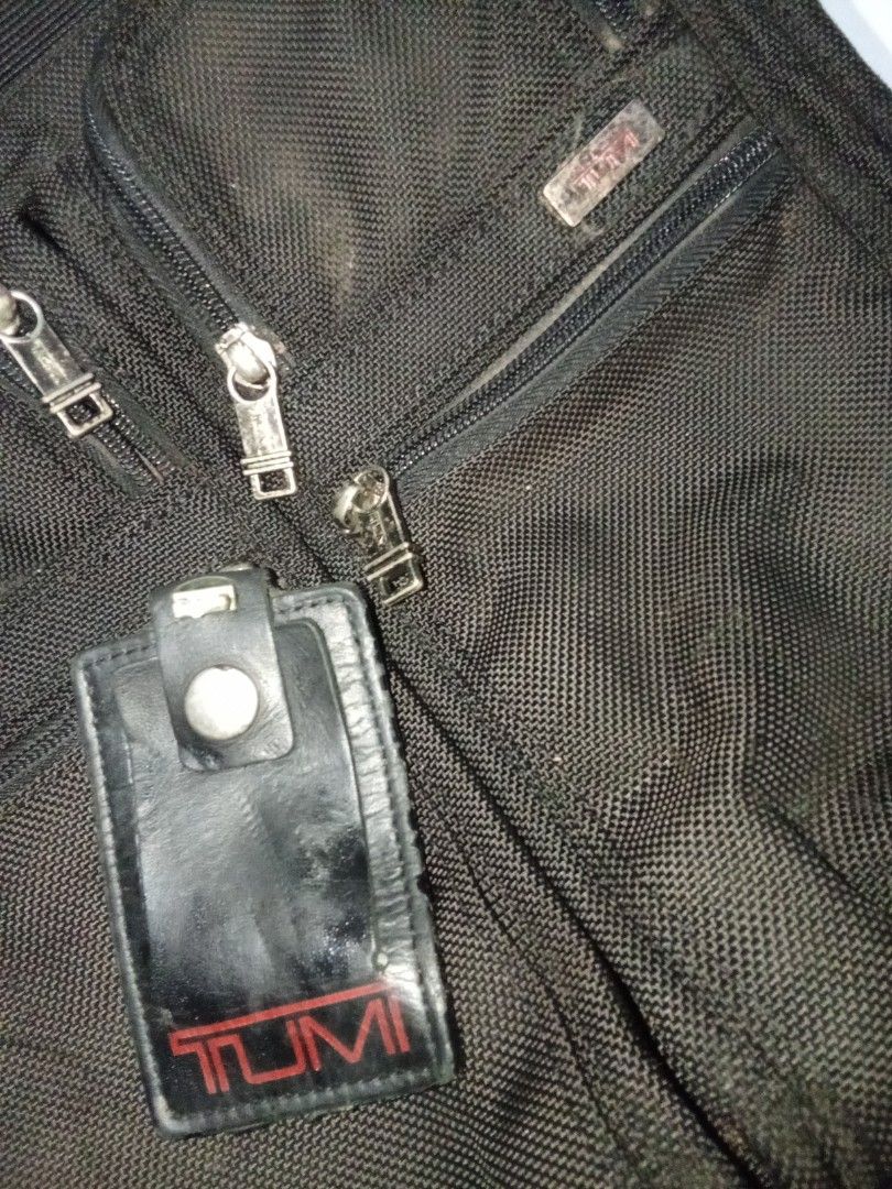 Tumi Roller Laptop Bag Original (Category: Luxury Bags & Wallets) located in Manila. Submitted by christoph17 (Listing ID 1469861130, Image 2). Description: good condition original with Tumi pudlock.