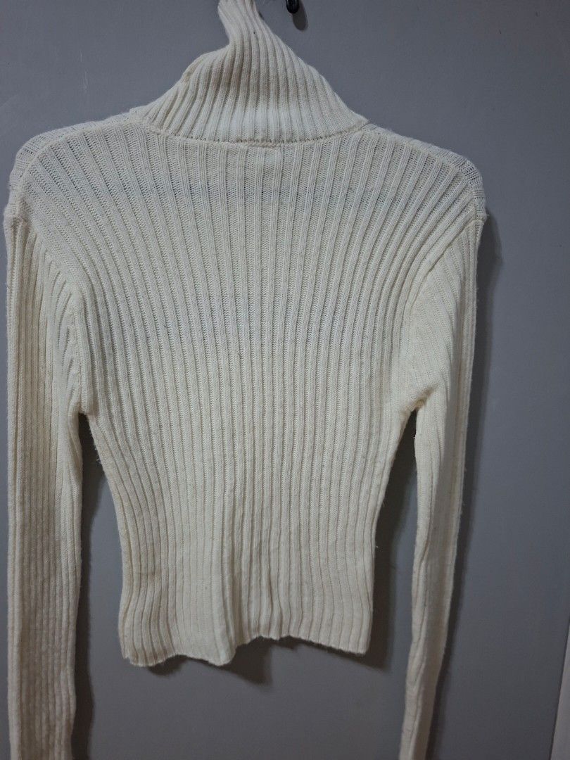 Turtle neck long-sleeved (Category: Longsleeves) located in Cainta. Submitted by xxo.prelovedclothess (Listing ID 1469823620, Image 2). Description: ● selling this since I dont wear it ● Bought this on ukay-ukay ● Overall goods pa.