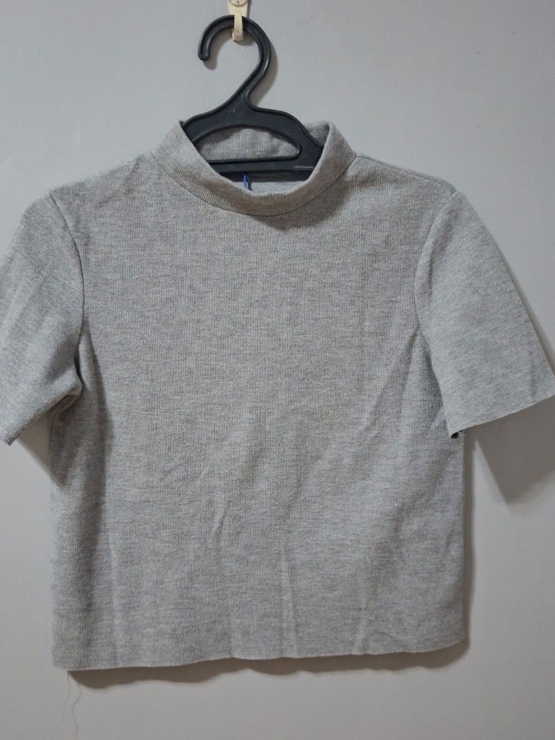 Turtle neck top (Category: Blouses) located in Cainta. Submitted by xxo.prelovedclothess (Listing ID 1469828276, Image 2). Description: ●Selling it since It no longer fitted to me ● Once lang nasuot.