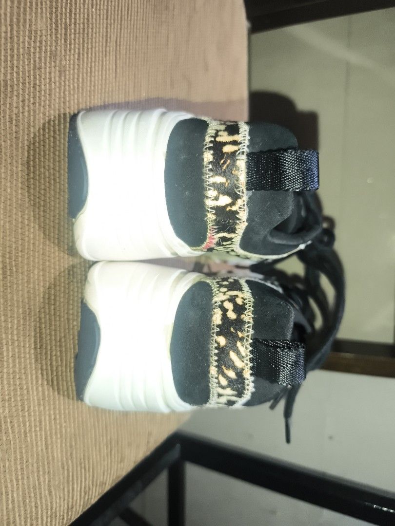 UGG (Category: Dress Shoes) located in Manila. Submitted by declutterwithmae2x (Listing ID 1469857320, Image 3). Description: Code: UGG Size: 38 Brand/Origin: UGG Price: ₱ 3000 Condition: LIKE NEW ⚠️ REMINDERS: • Items are preloved/ukay bales. Please manage expectations. • Wash before wearing for hygiene purposes! • Color may slightly vary due to studio lighting. • No cancellations or returns allowed.