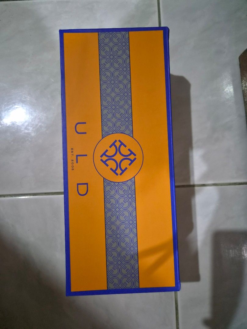 ULD Off White Flats Size 37 (Category: Flats & Sandals) located in Manila. Submitted by nyxlising57972 (Listing ID 1469906244, Image 2). Description: - Brand: ULD - Color: Off-white with beige inner lining - Size: 37 - Style: Slip-on flats with clean minimalist look - Details: Small metallic hardware on the side - Inclusion: Original box included - Condition: Excellent/Ready to ship.