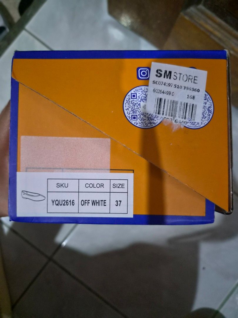 ULD Off White Flats Size 37 (Category: Flats & Sandals) located in Manila. Submitted by nyxlising57972 (Listing ID 1469906244, Image 3). Description: - Brand: ULD - Color: Off-white with beige inner lining - Size: 37 - Style: Slip-on flats with clean minimalist look - Details: Small metallic hardware on the side - Inclusion: Original box included - Condition: Excellent/Ready to ship.