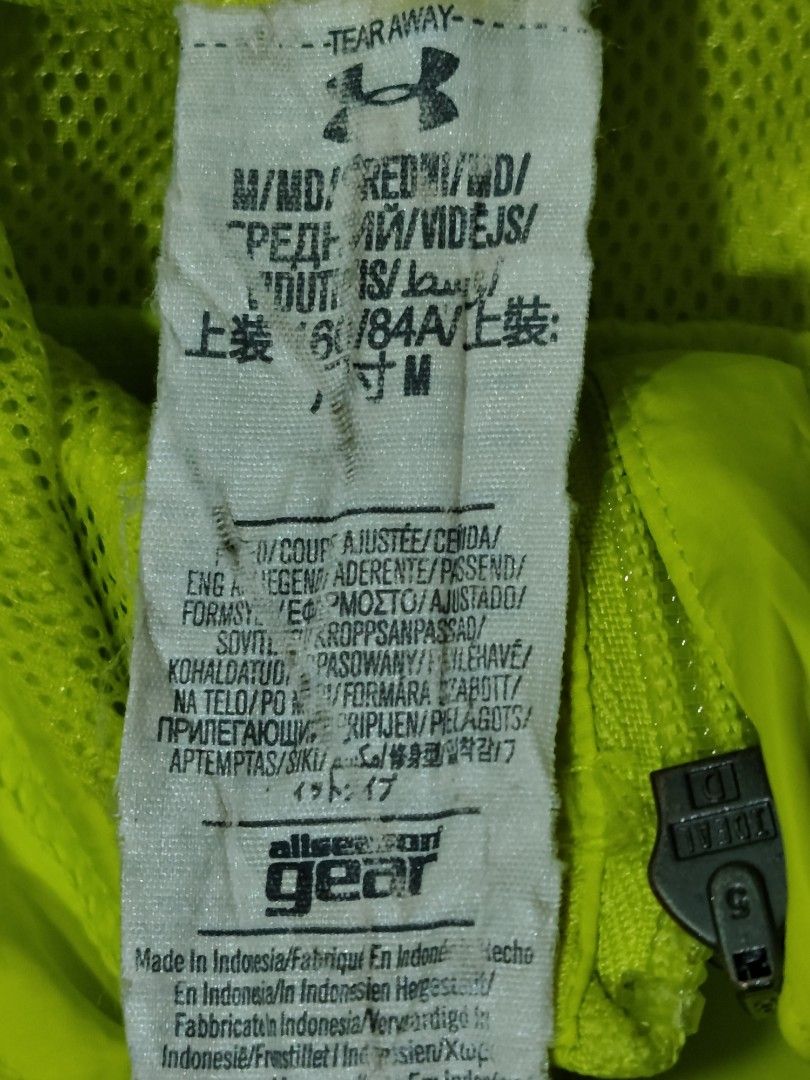 Under Armour Allseasongear Windbreaker (Category: Activewear) located in General Santos City (Dadiangas). Submitted by alfredanth42291 (Listing ID 1469825826, Image 3). Description: UNDER ARMOUR ALLSEASONGEAR WINDBREAKER womens M neon yellow (W-19 L-25) -2 side zip mesh pockets -w/ armpit mesh vents -1 wrist zip pocket ✓excellent condition 325.