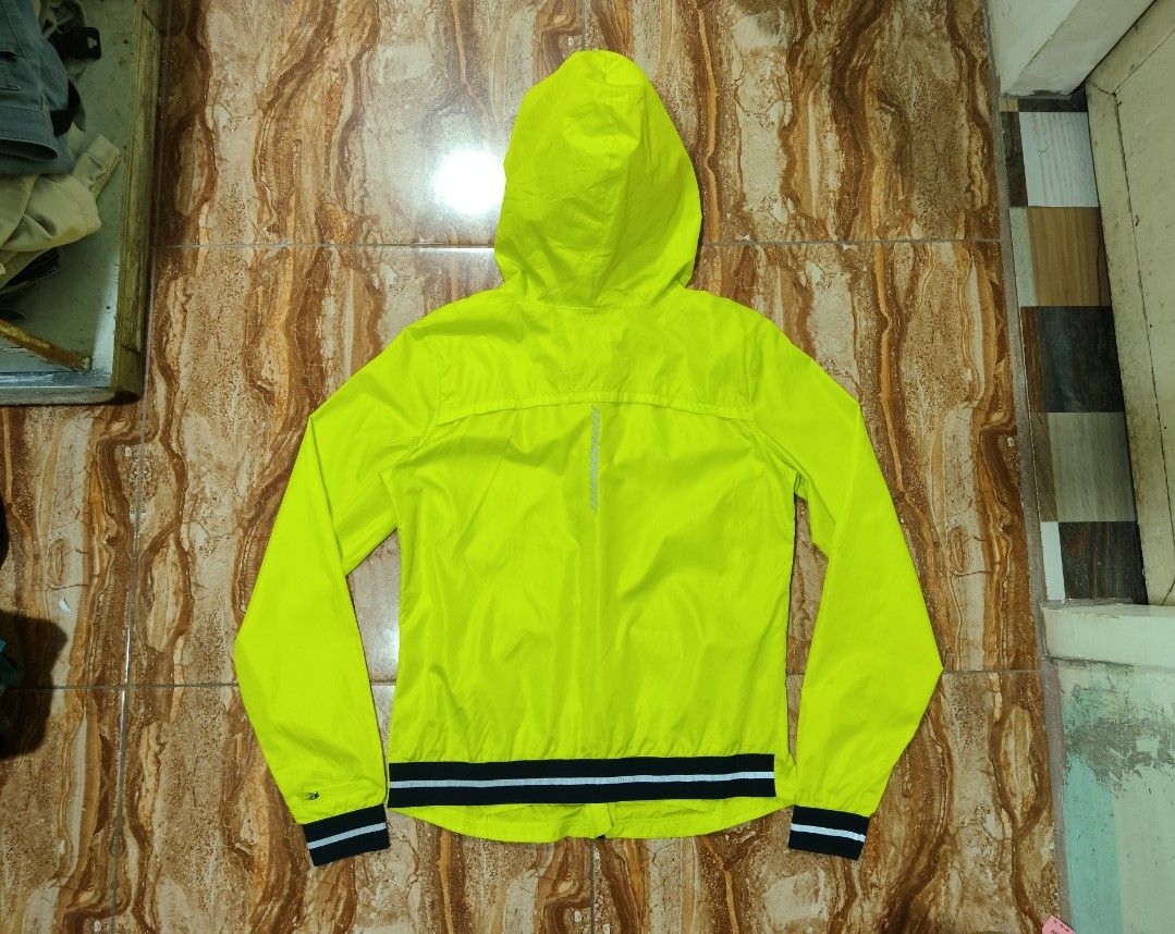 Under Armour Allseasongear Windbreaker (Category: Activewear) located in General Santos City (Dadiangas). Submitted by alfredanth42291 (Listing ID 1469825826, Image 2). Description: UNDER ARMOUR ALLSEASONGEAR WINDBREAKER womens M neon yellow (W-19 L-25) -2 side zip mesh pockets -w/ armpit mesh vents -1 wrist zip pocket ✓excellent condition 325.