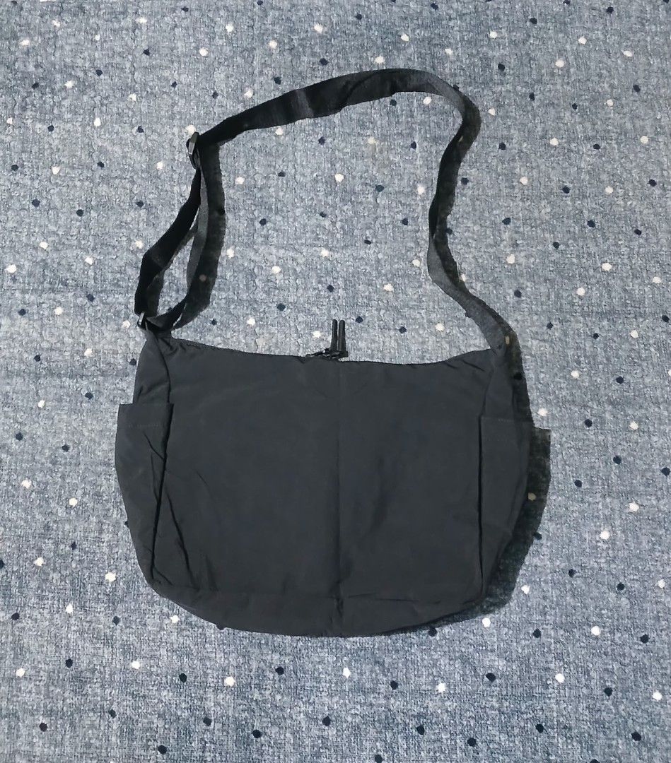 🔥Uniqlo🔥 (Category: Activewear) located in Cadiz. Submitted by jcthrifting (Listing ID 1469781057, Image 3). Description: 🔥Uniqlo🔥 Multi Pocket Shoulder/Cross Bag 8 pockets Main compartment has a sleeve for a tablet device Water-repellent Double slide fastener Updated in a versatile matte fabric Excellent to as New Black na black No issue 📩.