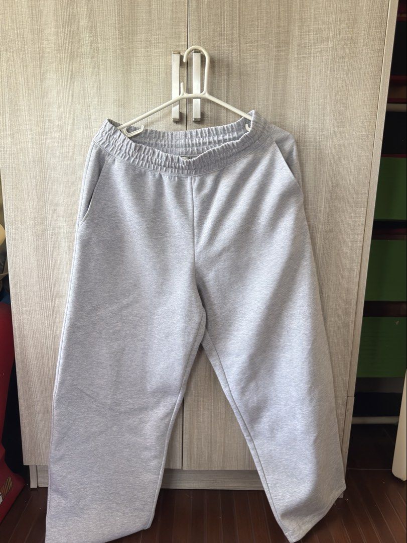 Uniqlo : C Grey Sweatpants Size L (Category: Joggers) located in Santa Rosa. Submitted by ylikescars (Listing ID 1469820421, Image 1). Description: For Sale! Uni Qlo C Grey Sweatpants Size L Used once or twice RFS: Decluttering Slightly negotiable Meet up: Nuvali / DLSU Taft Shipping can be arranged through buyer’s expense.