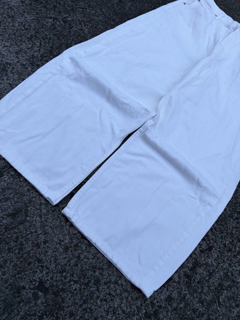 Uniqlo Baggy Jeans (white) (Category: Jeans) located in Quezon City. Submitted by crzyjnxl4rxnzhaul.jpgg (Listing ID 1469892649, Image 2). Description: -Size: 27(68.5cm) -Waist: 30 -Length: 37.5 -Thigh: 13 -Hem: 10 -Condition: Good as new -Issue: small stain washable last pic -Color rate: 10/10 -Location: Quezon City -MOP: Banks/Gcash (Payment first) Note: color may vary due to lighting, always manage your expectations..